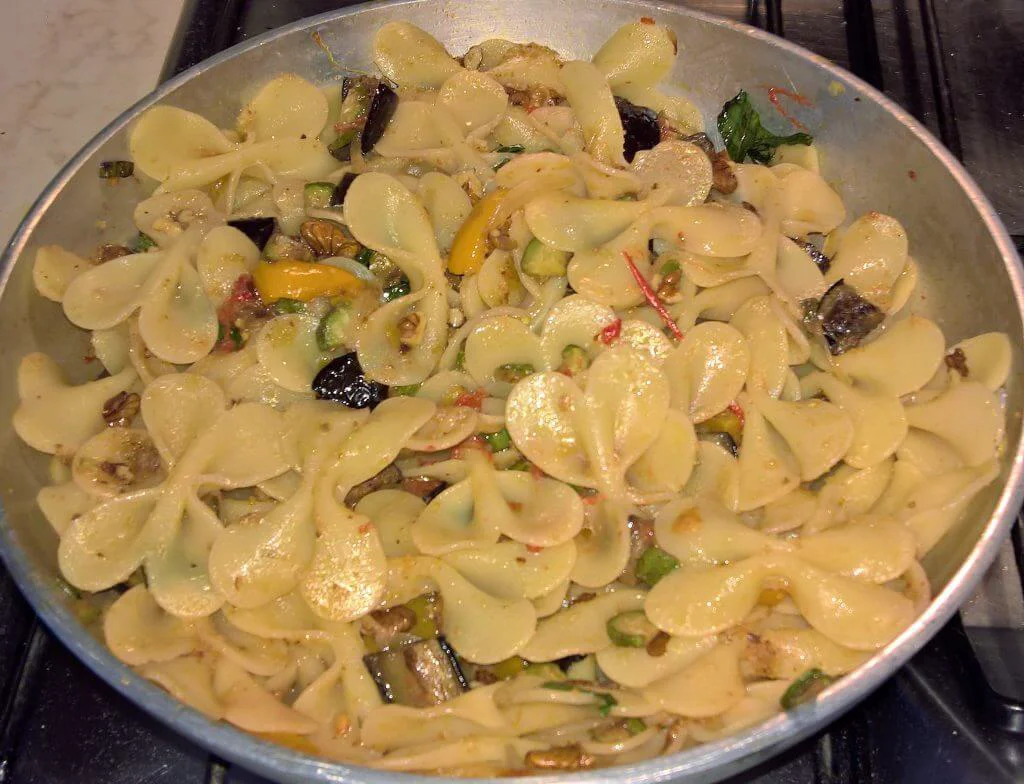 Farfalloni verdure e noci